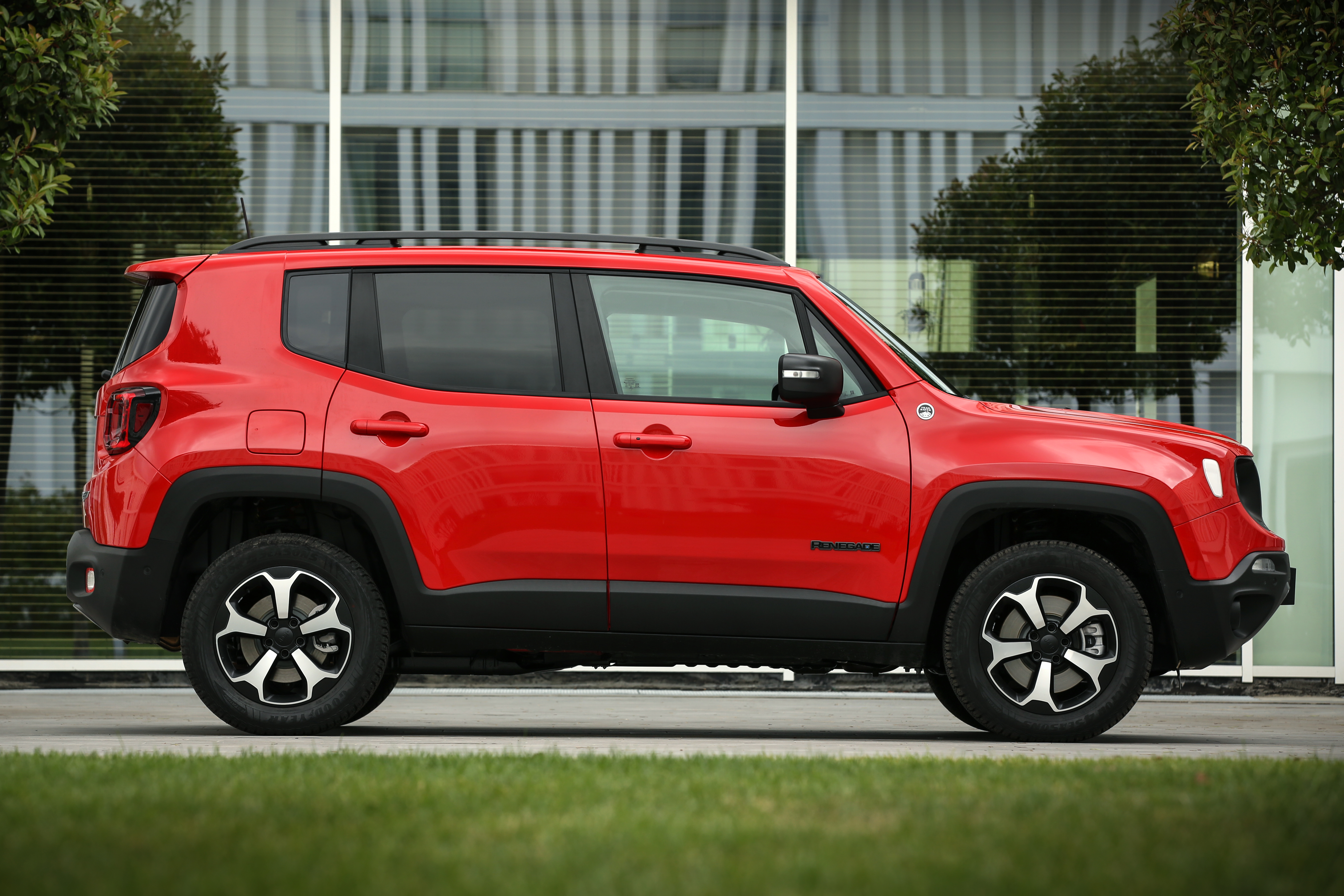 Jeep Compass 4xe e Jeep Renegade 4xe: le immagini