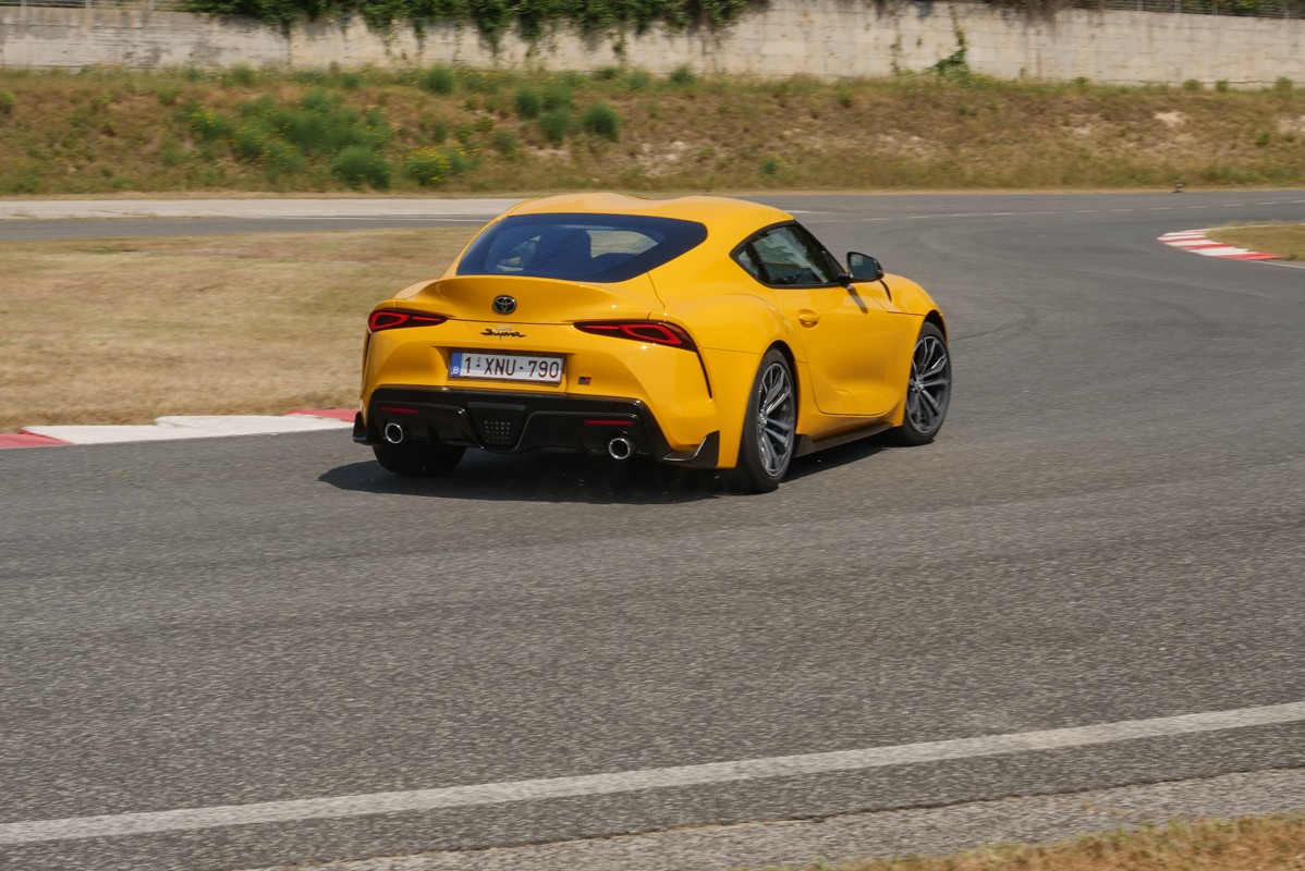 Toyota Supra 2.0 Turbo SZ-R: prova su strada e in pista