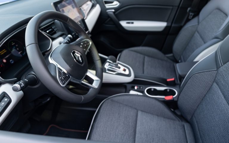 Renault Clio, Captur e Megane E-Tech: immagini ufficiali