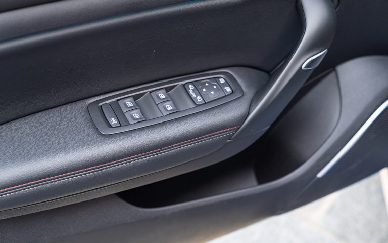 Renault Clio, Captur e Megane E-Tech: immagini ufficiali