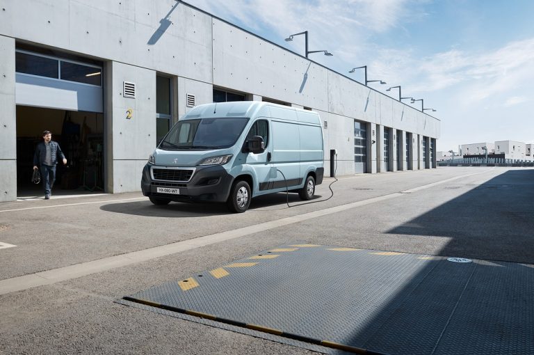 Peugeot e-Boxer 2021: immagini ufficiali
