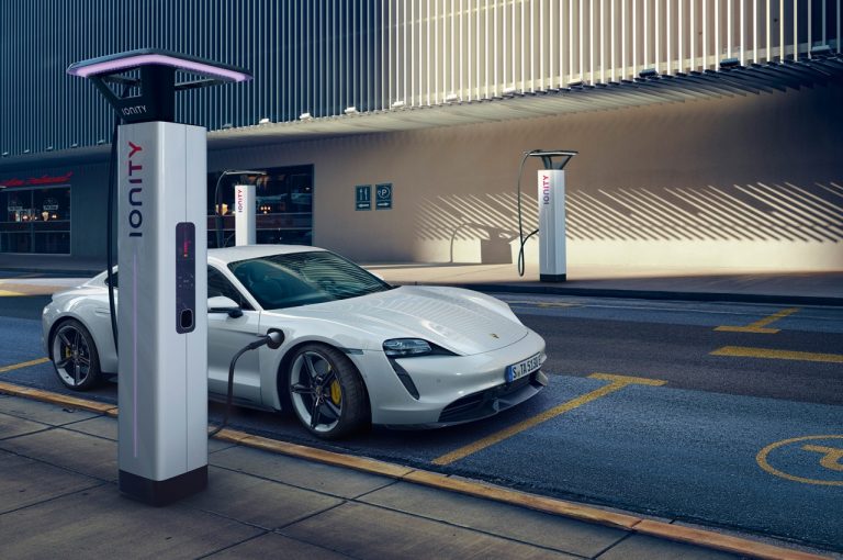 Porsche Taycan 2021: immagini ufficiali
