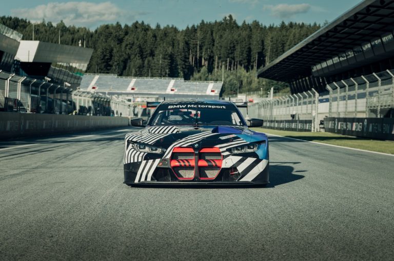 Bmw M4 Coupé 2021 e Bmw M4 GT3 2021: prime immagini ufficiali