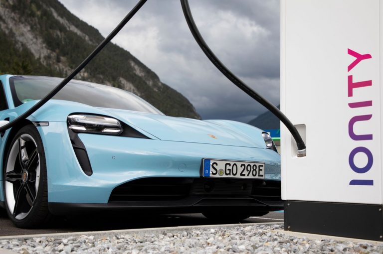 Porsche Taycan 2021: immagini ufficiali