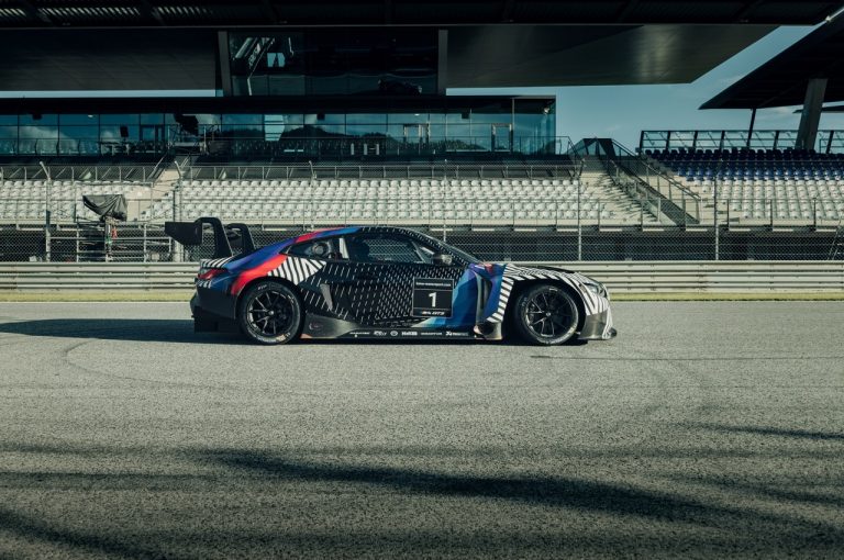 Bmw M4 Coupé 2021 e Bmw M4 GT3 2021: prime immagini ufficiali