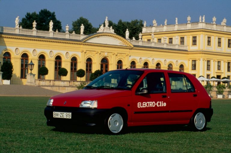 Renault Clio 1990-2020: cinque generazioni nelle immagini