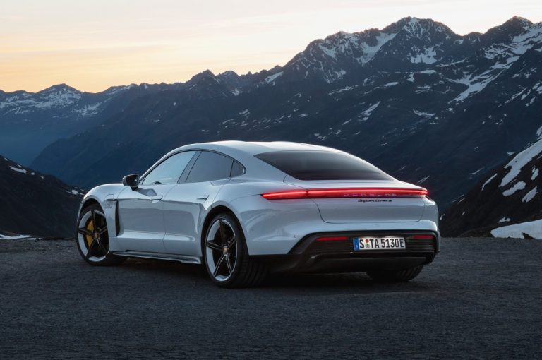 Porsche Taycan 2021: immagini ufficiali
