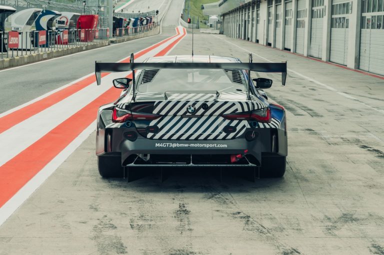 Bmw M4 Coupé 2021 e Bmw M4 GT3 2021: prime immagini ufficiali