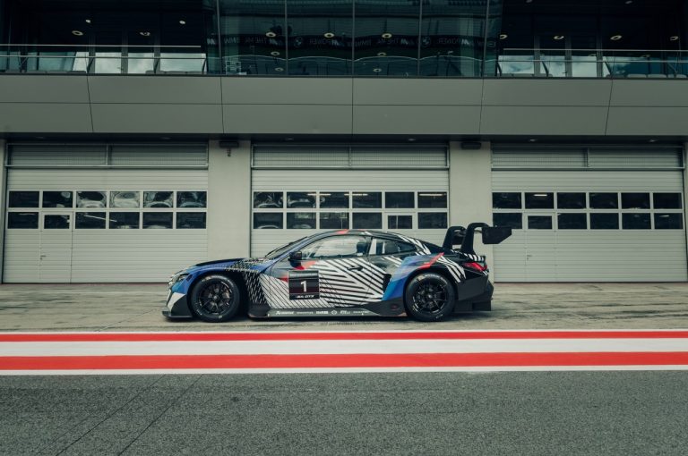 Bmw M4 Coupé 2021 e Bmw M4 GT3 2021: prime immagini ufficiali