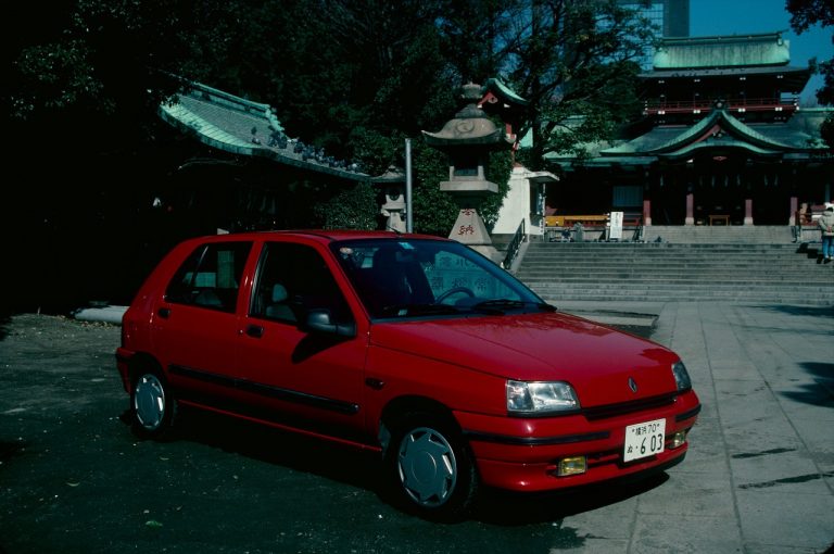 Renault Clio 1990-2020: cinque generazioni nelle immagini