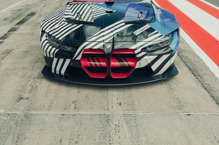 Bmw M4 Coupé 2021 e Bmw M4 GT3 2021: prime immagini ufficiali