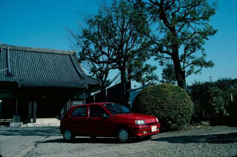 Renault Clio 1990-2020: cinque generazioni nelle immagini