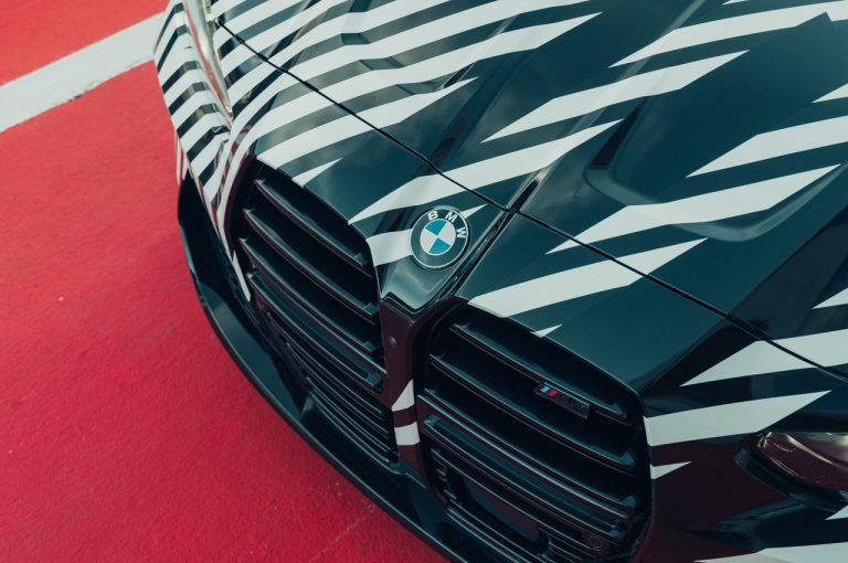 Bmw M4 Coupé 2021 e Bmw M4 GT3 2021: prime immagini ufficiali