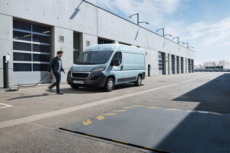 Peugeot e-Boxer 2021: immagini ufficiali