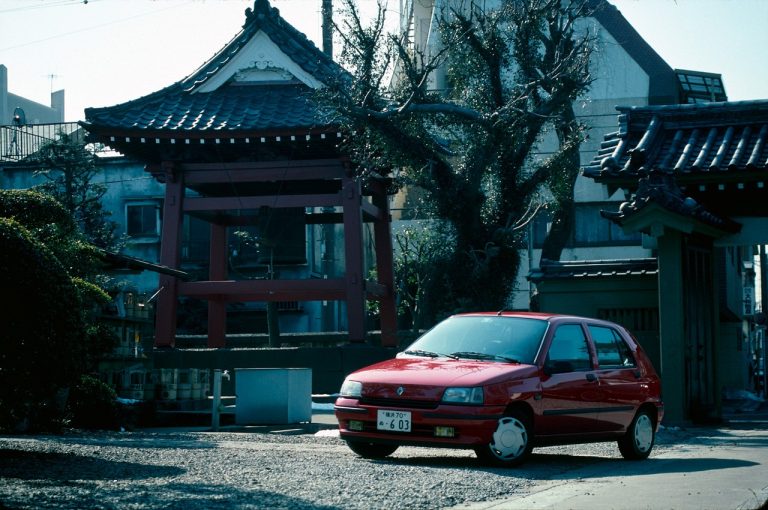 Renault Clio 1990-2020: cinque generazioni nelle immagini