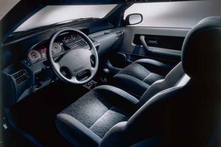 Renault Clio 1990-2020: cinque generazioni nelle immagini