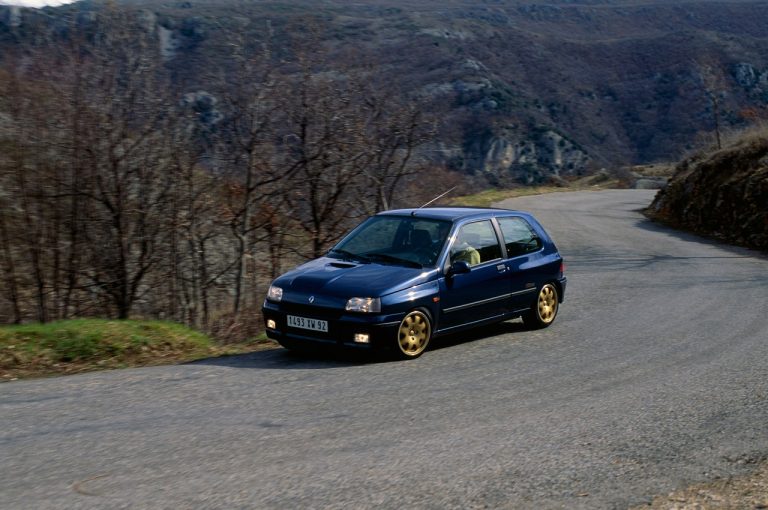 Renault Clio 1990-2020: cinque generazioni nelle immagini