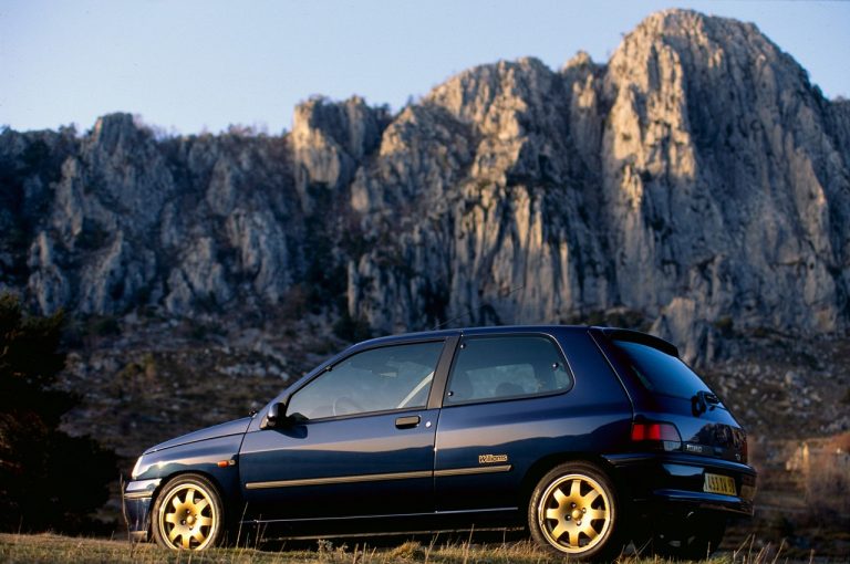Renault Clio 1990-2020: cinque generazioni nelle immagini