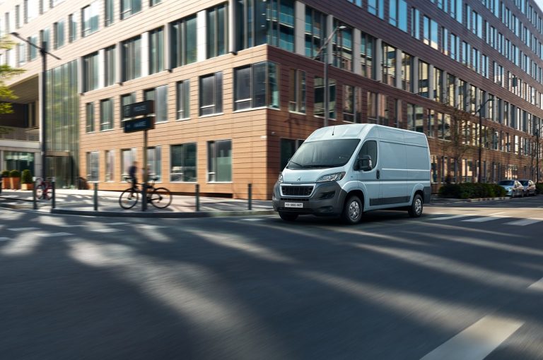 Peugeot e-Boxer 2021: immagini ufficiali