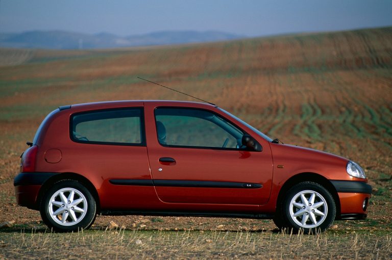 Renault Clio 1990-2020: cinque generazioni nelle immagini