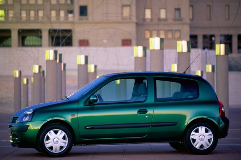 Renault Clio 1990-2020: cinque generazioni nelle immagini