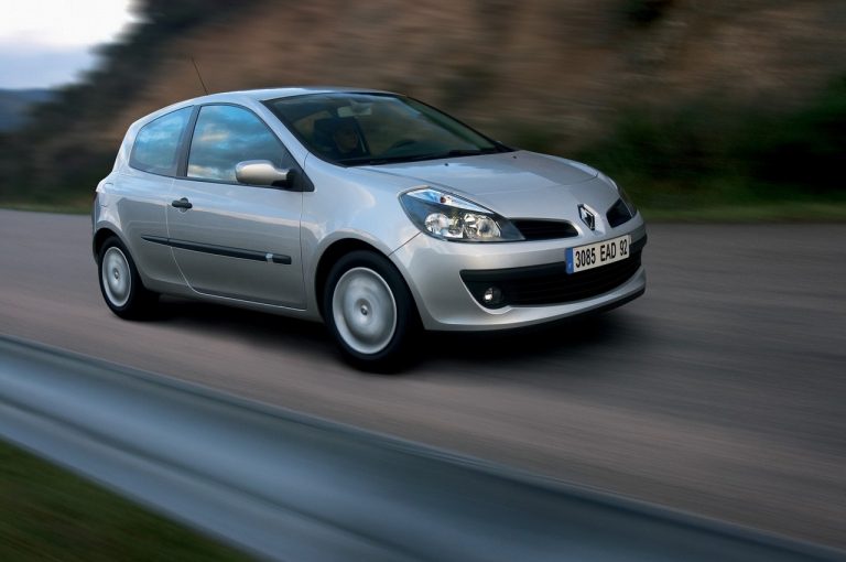 Renault Clio 1990-2020: cinque generazioni nelle immagini