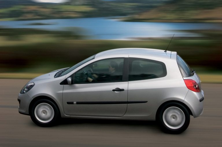 Renault Clio 1990-2020: cinque generazioni nelle immagini