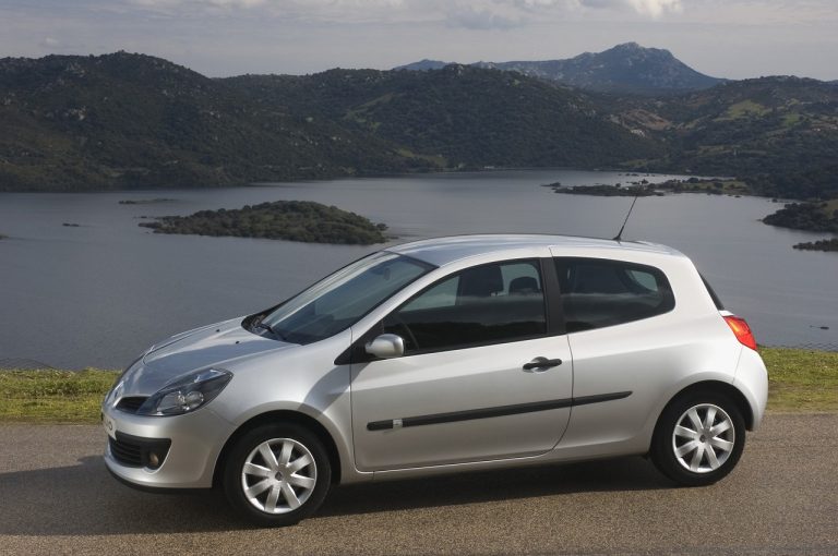 Renault Clio 1990-2020: cinque generazioni nelle immagini