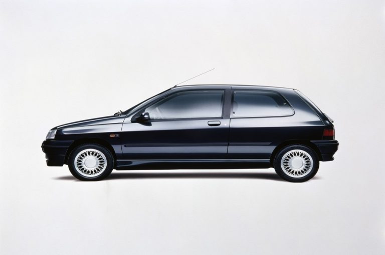 Renault Clio 1990-2020: cinque generazioni nelle immagini