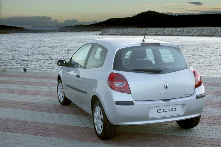 Renault Clio 1990-2020: cinque generazioni nelle immagini