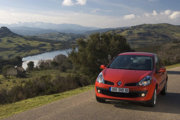 Renault Clio 1990-2020: cinque generazioni nelle immagini