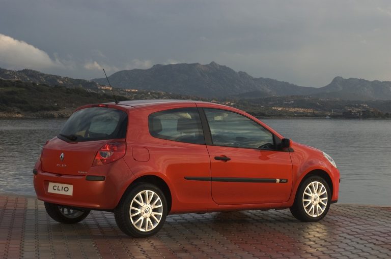 Renault Clio 1990-2020: cinque generazioni nelle immagini