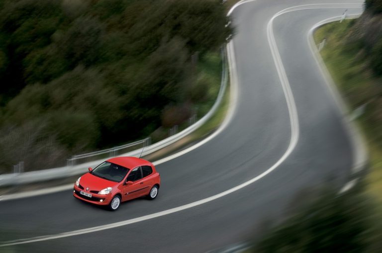 Renault Clio 1990-2020: cinque generazioni nelle immagini