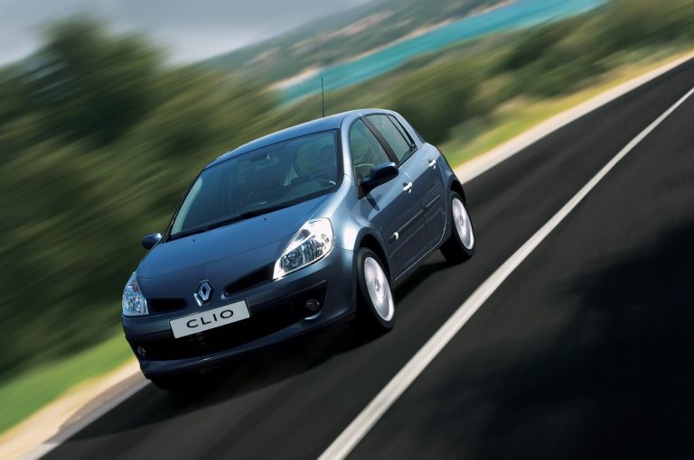 Renault Clio 1990-2020: cinque generazioni nelle immagini
