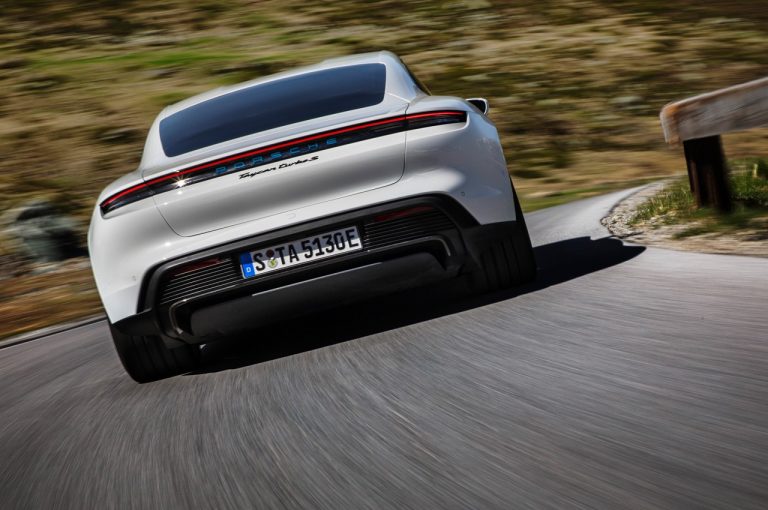 Porsche Taycan 2021: immagini ufficiali