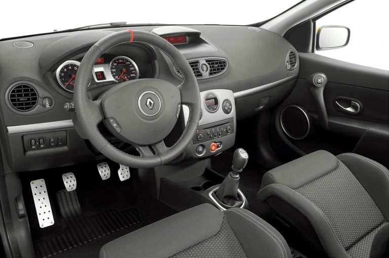 Renault Clio 1990-2020: cinque generazioni nelle immagini
