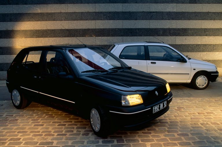 Renault Clio 1990-2020: cinque generazioni nelle immagini