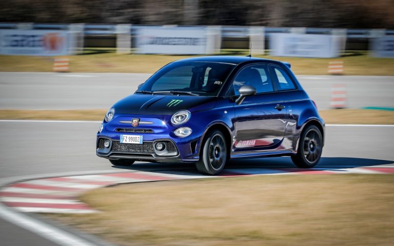 Abarth 595 Scorpioneoro e 595 Monster Energy Yamaha