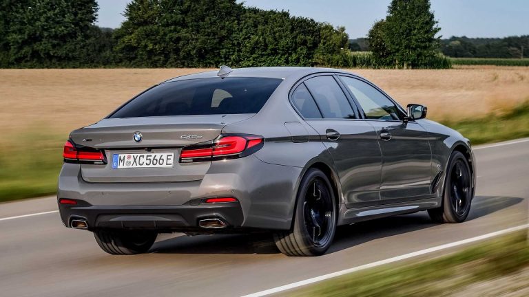 BMW 545e xDrive: ibrida plug-in da quasi 400 CV