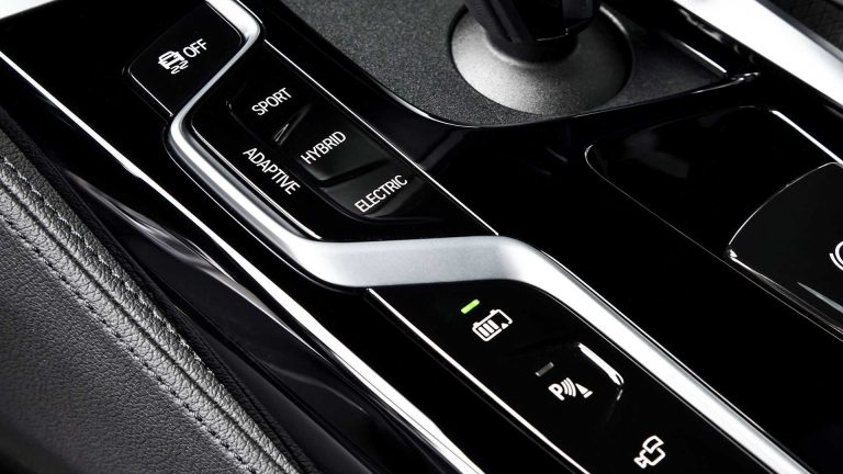 BMW 545e xDrive: ibrida plug-in da quasi 400 CV
