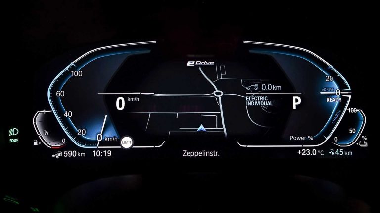 BMW 545e xDrive: ibrida plug-in da quasi 400 CV
