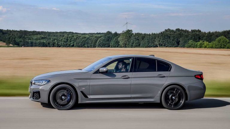 BMW 545e xDrive: ibrida plug-in da quasi 400 CV