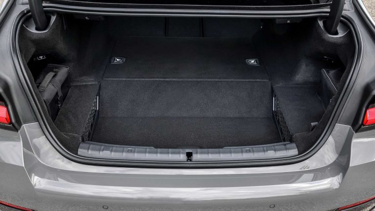 BMW 545e xDrive: ibrida plug-in da quasi 400 CV