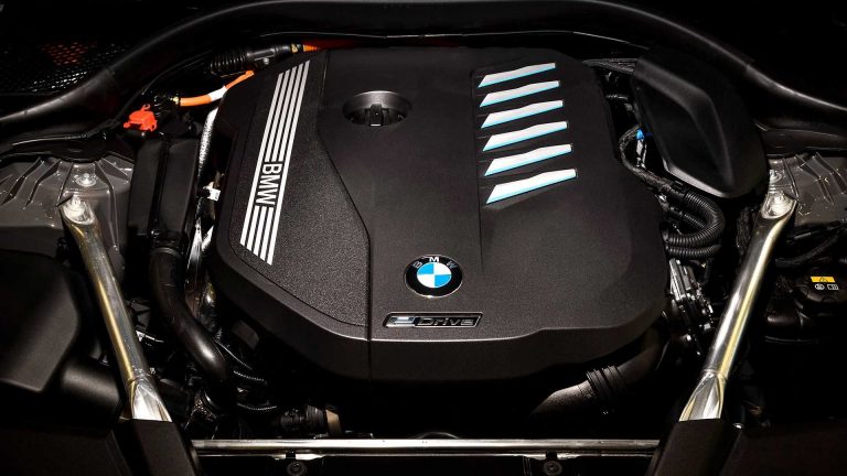 BMW 545e xDrive: ibrida plug-in da quasi 400 CV
