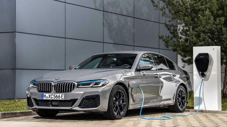 BMW 545e xDrive: ibrida plug-in da quasi 400 CV