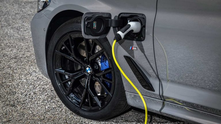 BMW 545e xDrive: ibrida plug-in da quasi 400 CV