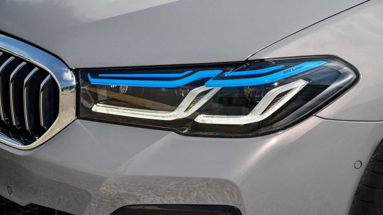 BMW 545e xDrive: ibrida plug-in da quasi 400 CV