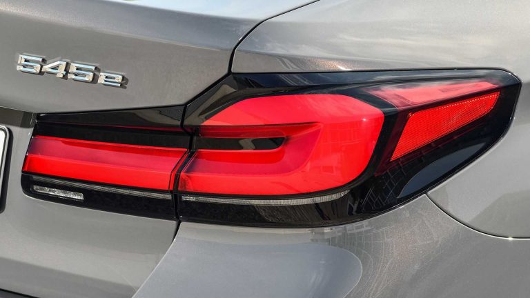 BMW 545e xDrive: ibrida plug-in da quasi 400 CV