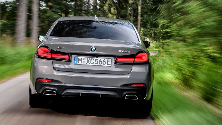 BMW 545e xDrive: ibrida plug-in da quasi 400 CV