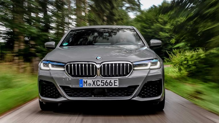 BMW 545e xDrive: ibrida plug-in da quasi 400 CV